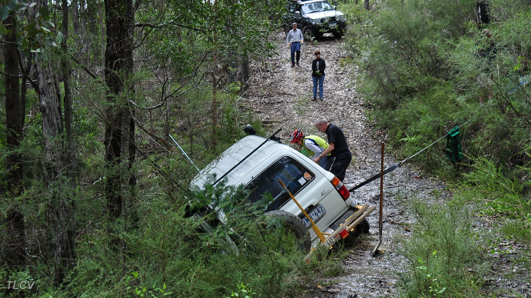 06-Zebra is recovered by electric winch & hand winch.JPG